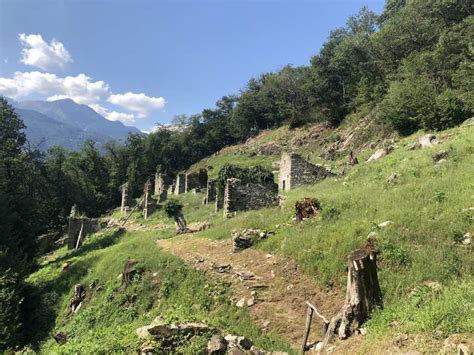 Verlassenes altes Dorf Prada Routes for Walking and Hiking